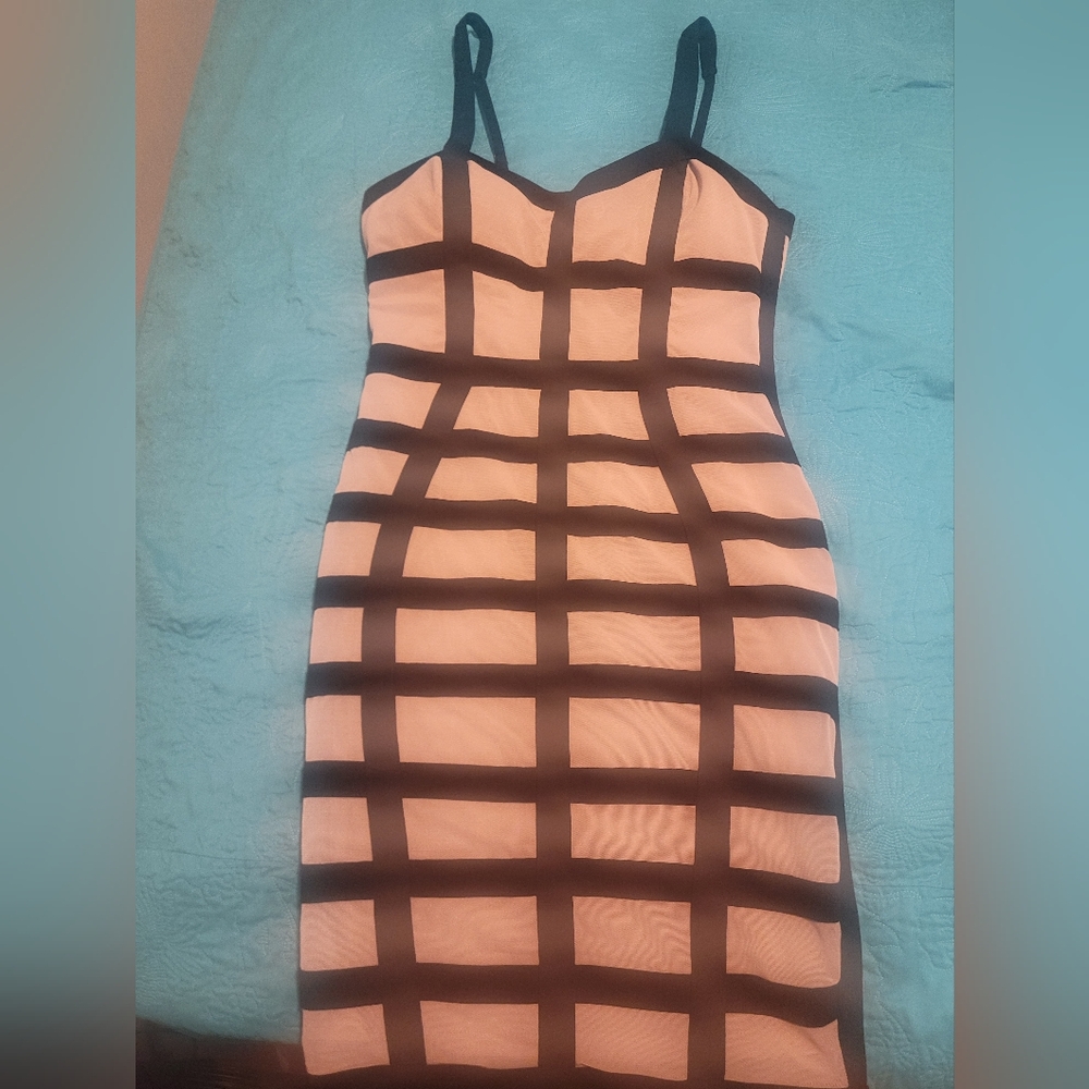 Nude and black cage dress - Picture 4 of 7